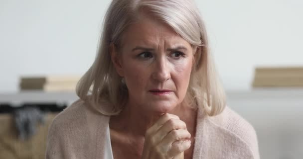 Besorgte ältere Dame sorgt sich um gesundheitliche Probleme zu Hause — Stockvideo