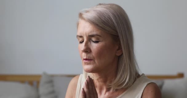 Reife Frau mittleren Alters betet mit Hoffnung zu Hause — Stockvideo