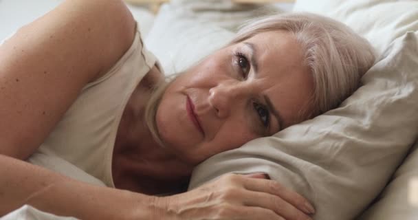 Otrava starší žena pocit frustrace trpí nespavostí v posteli