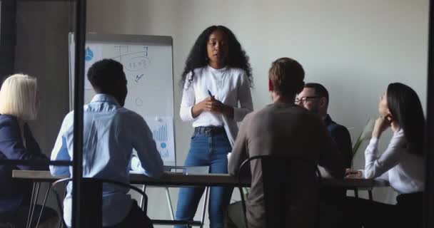 Тренер жіночої бізнес-школи дає flip chart презентацію — стокове відео