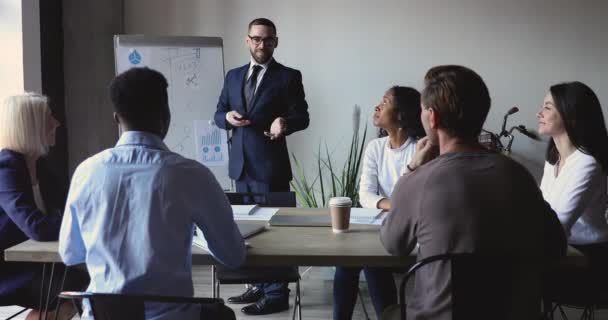 Fato de desgaste de alto-falante masculino confiante dar oficina de escritório apresentação de negócios — Vídeo de Stock