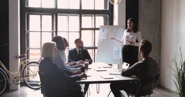 Conférencière confiante qui donne une présentation d'affaires à la formation d'entreprise — Video