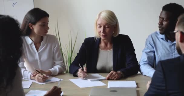 Older middle aged female leader mentor executive conduct corporate briefing — Stock Video