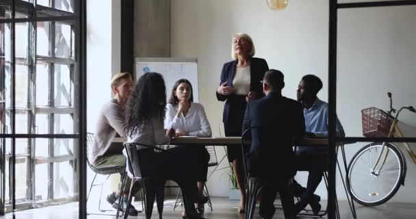 Confiado mentor de mujer de negocios mayor líder reunión corporativa en la oficina moderna — Vídeos de Stock