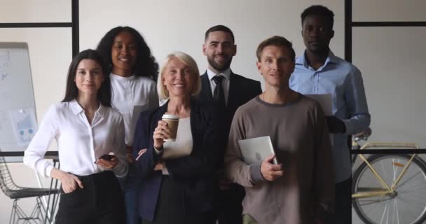 Glückliche multiethnische Geschäftsleute stehen zusammen im Büro, Teamportrait — Stockvideo