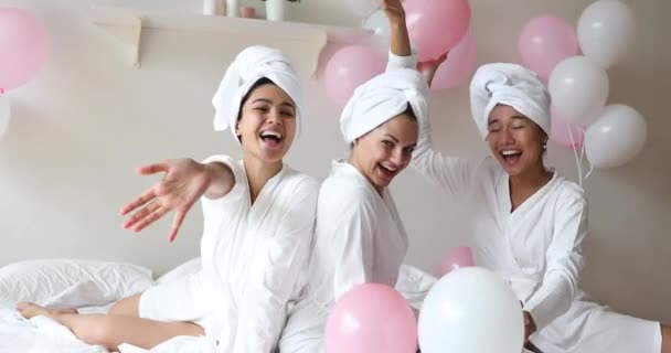 Podekscytowane różnorodne dziewczyny patrząc na aparat cieszyć się pidżama party spa — Wideo stockowe