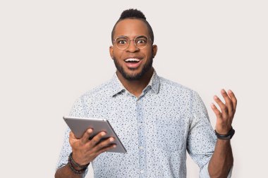 Siyah erkek, tabletten haber okurken şok oluyor.