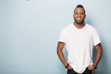 Gülümseyen siyah adam stüdyoda boş fotokopi alanının yakınında izole halde.