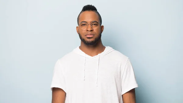 Retrato de homem negro grave isolado no fundo do estúdio azul — Fotografia de Stock