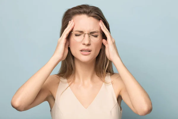 Podkreślił kobietę w okularach dotknąć głowy cierpiących na migreny — Zdjęcie stockowe