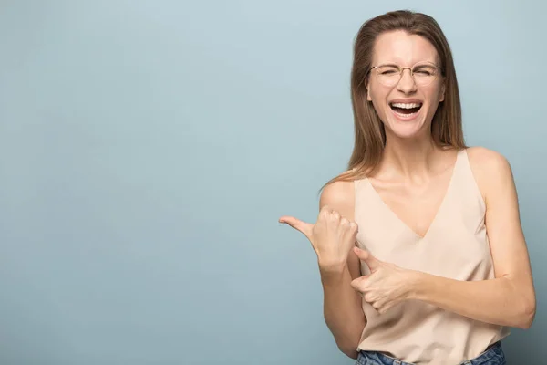 Mujer sonriente en gafas recomiendan mostrar espacio de copia en blanco — Foto de Stock