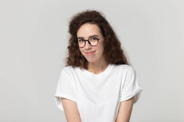 Kafasından vurulmuş. Yüzü kızaran utangaç bin yıllık bir kız..