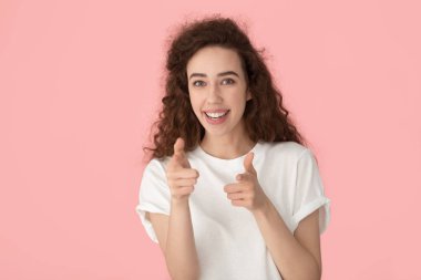 Mutlu gülümseyen milenyum kızı kamerayı işaret ediyor..