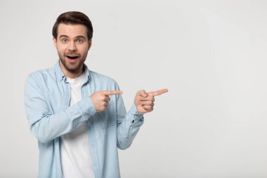 İki eliyle boş bir boşluğu işaret eden inanılmaz bir adam..