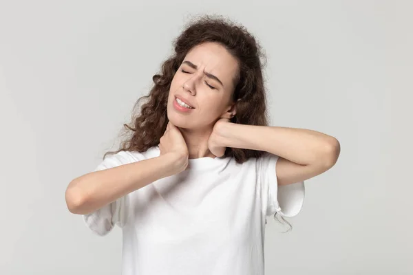 Trött kvinna lider av stark fruktansvärd nacksmärta. — Stockfoto