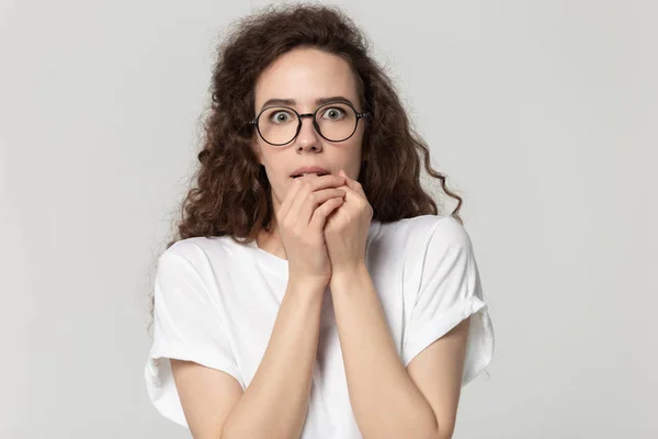 Ung stressad rädd kvinna i glasögon känsla vördnad. — Stockfoto