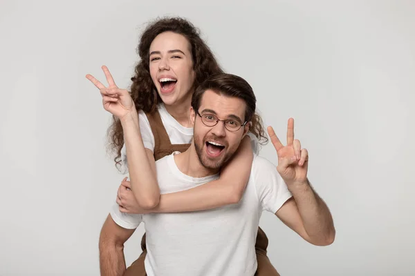 Joven alegre dando piggyback millennial amada mujer . —  Fotos de Stock