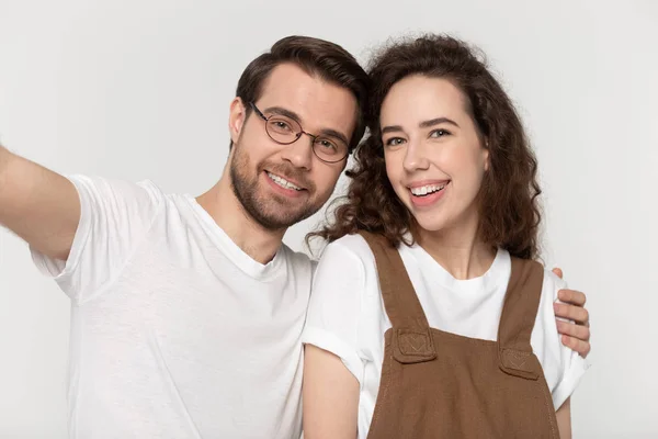 Feliz millennial amante sonriente pareja tomando selfie disparo . —  Fotos de Stock