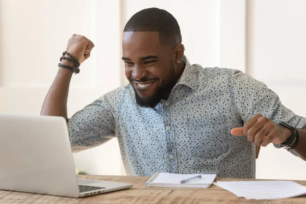 Africano chico sentado en escritorio leer mensaje se siente emocionado —  Fotos de Stock