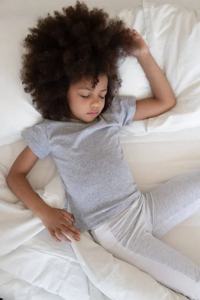 Vertikal close up view african girl sleeping in bed indoors — Stok Foto