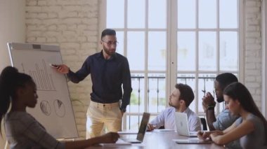 Eğitim dersine katılan odaklanmış karışık ırk çalışanları.