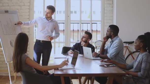 Jóvenes empleados exitosos de raza mixta escuchando al líder de equipo seguro . — Vídeo de stock