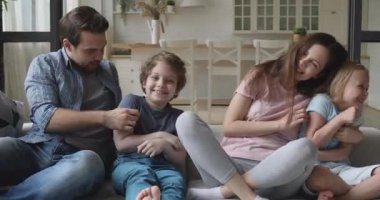 Mutlu bir aile çifti, mutlu bir kız ve oğulla oynuyor..