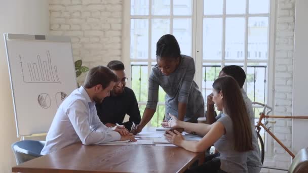 Enfocado en la etnia africana joven líder del equipo femenino explicando ideas de proyectos . — Vídeos de Stock