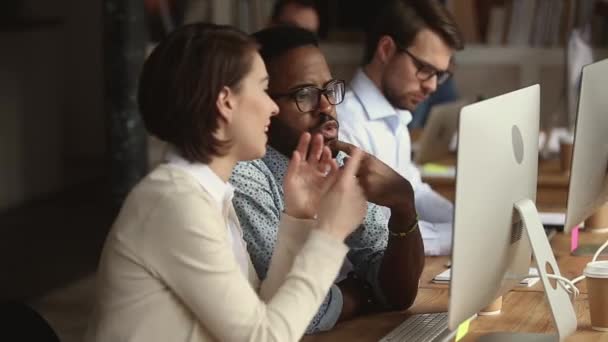 Deux collègues multiraciaux travaillant ensemble au bureau . — Video