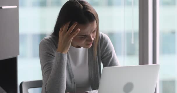 Trött olycklig ung affärskvinna som lider av huvudvärk. — Stockvideo