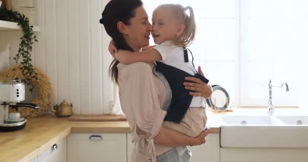 Szczęśliwa młoda kobieta trzyma małą uroczą córkę. — Wideo stockowe