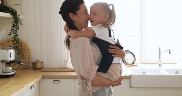 Gelukkig jong vrouw houden weinig schattig dochter. — Stockvideo