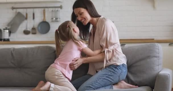 Aantrekkelijke moeder genieten van actieve tijd met kleine dochter. — Stockvideo