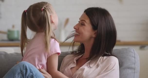 Overhappy 30s moeder spelen met schattige kleine dochter. — Stockvideo