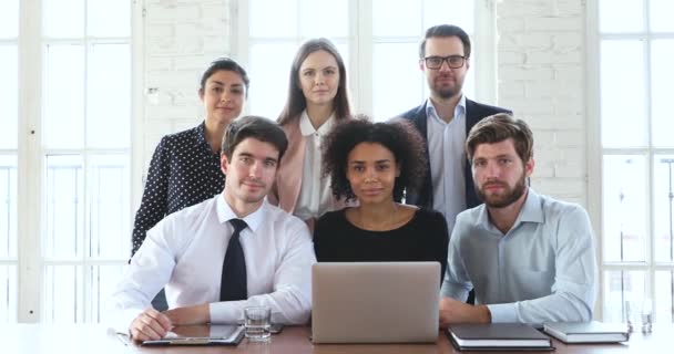 Equipe de negócios multirracial feliz mostrar polegares para cima recomendar software corporativo — Vídeo de Stock