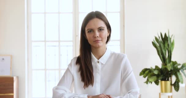 Sorridente giovane donna d'affari che parla facendo conferenza videochiamata chat — Video Stock