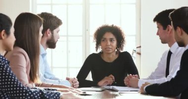 Güvenilir Afrikalı iş kadını lider çeşitli grup toplantılarında stratejiyi açıklıyor