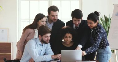 Heyecanlı, çeşitli iş adamları online başarıyı kutluyor.