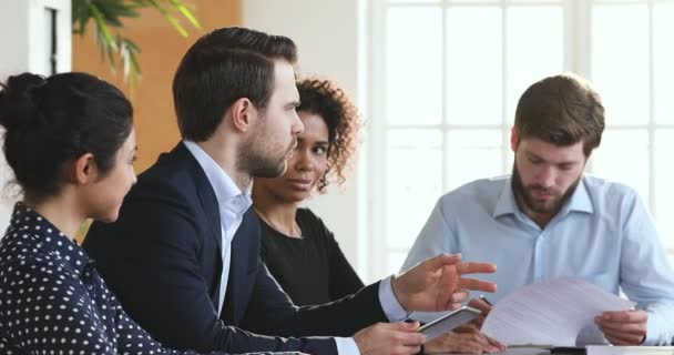 Zelfverzekerde bedrijfsleider bespreekt bedrijfsstrategie op groepsvergadering — Stockvideo