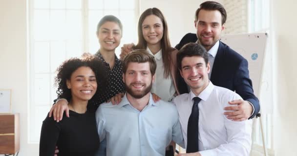 Feliz profissional multicultural equipe de ligação no escritório olhar para a câmera — Vídeo de Stock