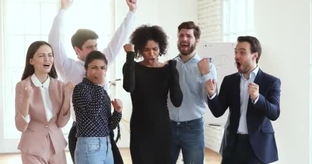 Heureux professionnels multiraciaux équipe gens d'affaires collage célébrant triomphe 
