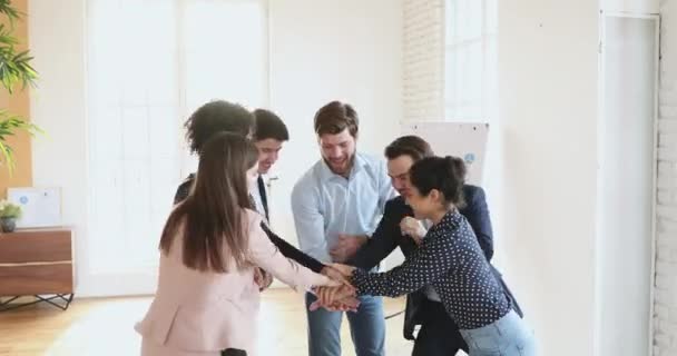 Equipe de negócios unida bem sucedida que empilha as mãos junto expressa o trabalho em equipe — Vídeo de Stock