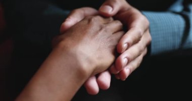 Çift ırklı koca eşini rahatlatıyor, sorunları birlikte aşıyor..