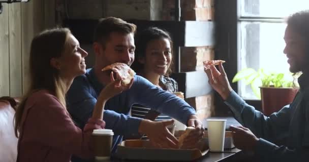 Feliz mestiço pessoas se divertindo, comendo comida . — Vídeo de Stock