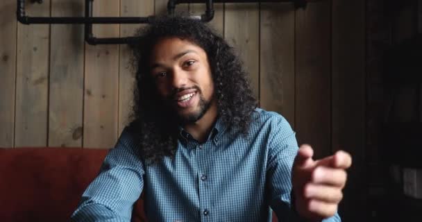 Handsome young african american guy talking, looking at camera. — Stock Video