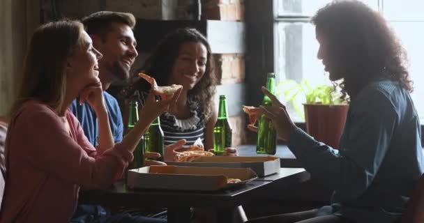 Boldog afro-amerikai srác vicces vicceket mesél a nevető barátoknak. — Stock videók