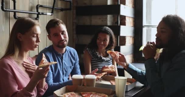 Happy smíšené rasy přátelé užívají volný čas spolu, sdílení oběda. — Stock video