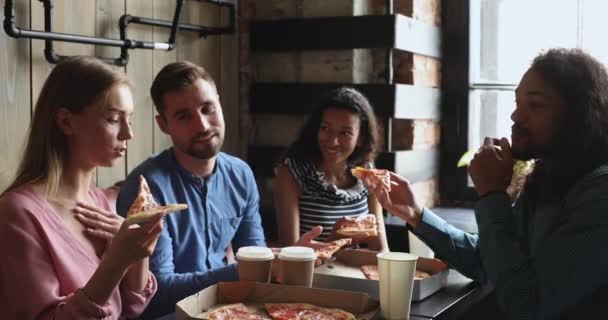 Felices amigos de carreras mixtas disfrutando de ocio gratis juntos, compartiendo almuerzo . — Vídeos de Stock