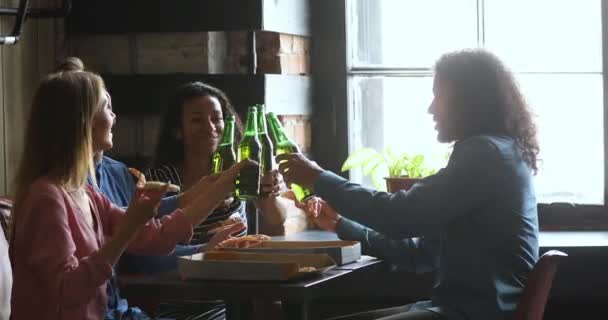 Feliz diversos amigos tintineo botellas de cerveza . — Vídeos de Stock