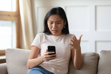 Akıllı telefon sorunları yüzünden kızgın Asyalı kadın